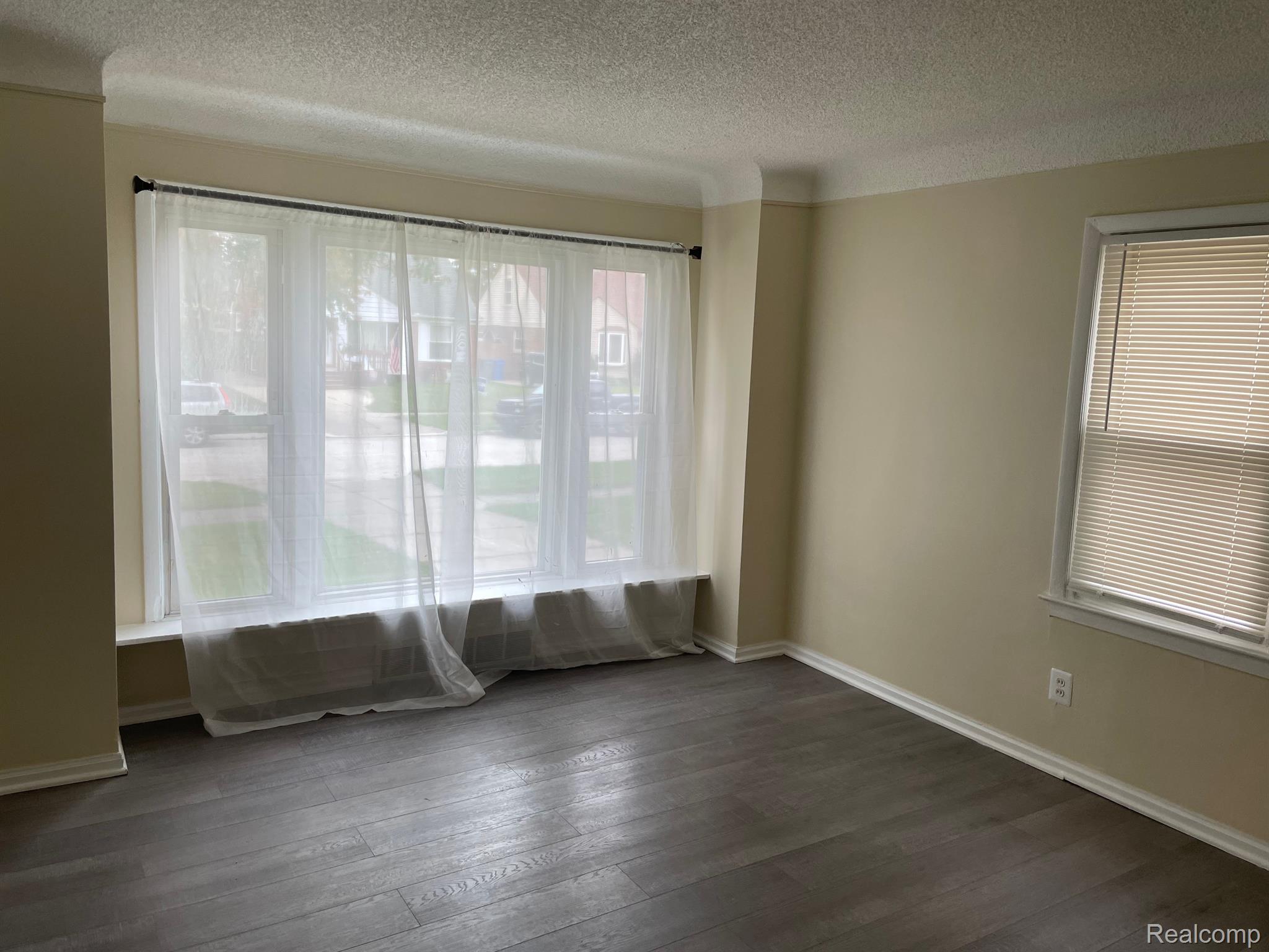 825 Sherbourne Street Inkster, MI 48141 - Photo 7 of 24 Living Room