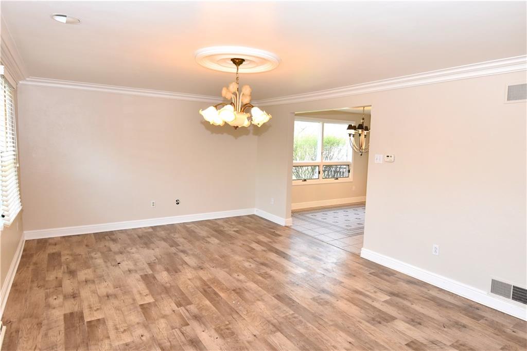 428 Burnside Road Canonsburg, PA 15317 - Photo 17 of 25 Dining Room Freshly painted! with a Neutral Color Throughout!!