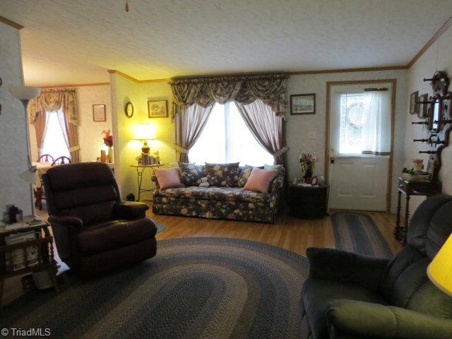 462 Sunset View Road Reidsville, NC 27320 - Photo 2 of 14 Living Room