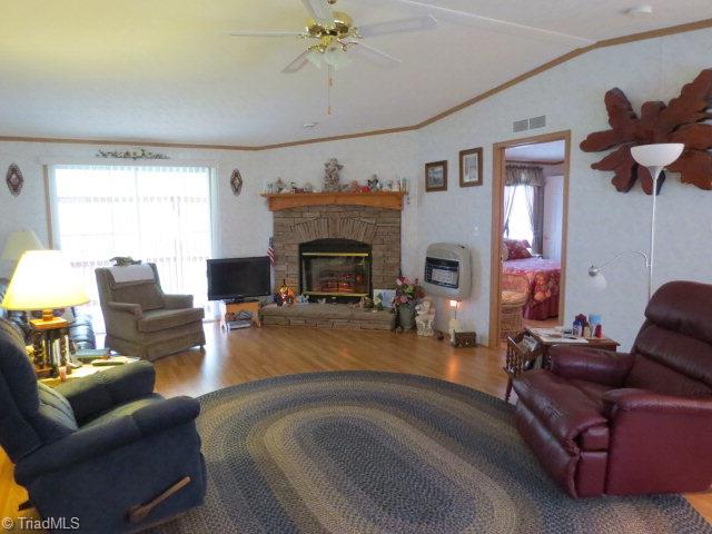 462 Sunset View Road Reidsville, NC 27320 - Photo 3 of 14 Living Room
