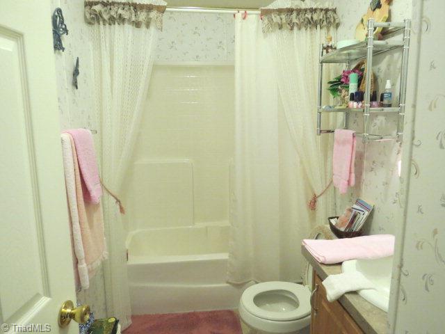 462 Sunset View Road Reidsville, NC 27320 - Photo 10 of 14 2nd Bathroom
