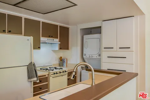$395,000 | 7025 Glade Avenue, Unit 24, Canoga Park, CA 91303