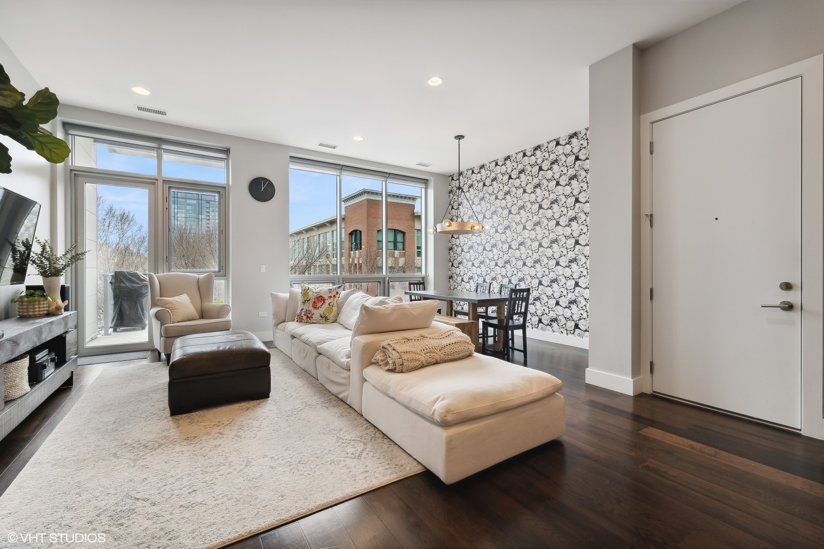 1120 West Adams Street, Unit 3E Chicago, IL 60607 - Photo 4 of 21 a living room with furniture and a flat screen tv