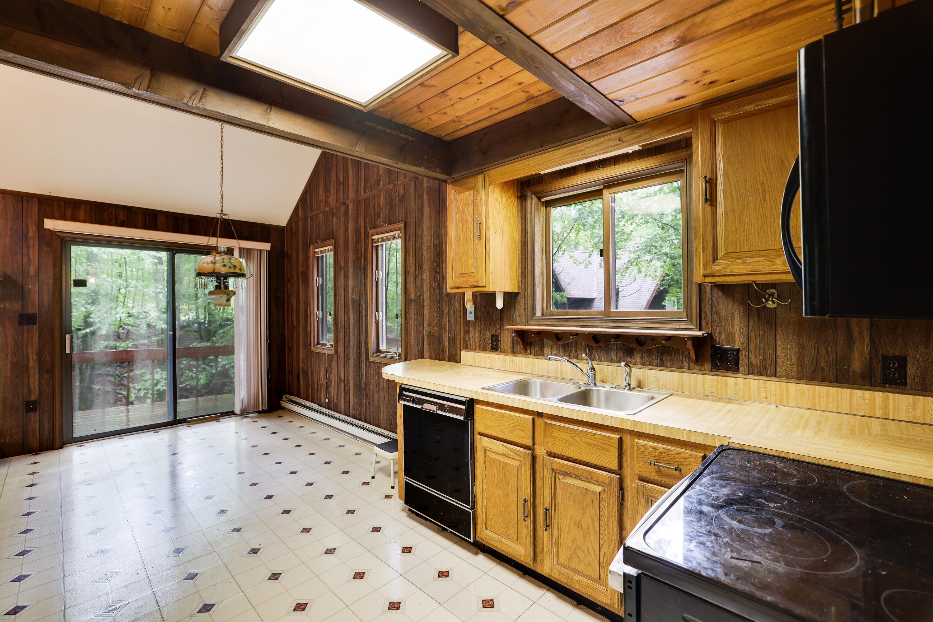 1086 Hampstead Road Bushkill, PA 18324 - Photo 12 of 64 12- Kitchen_dining room
