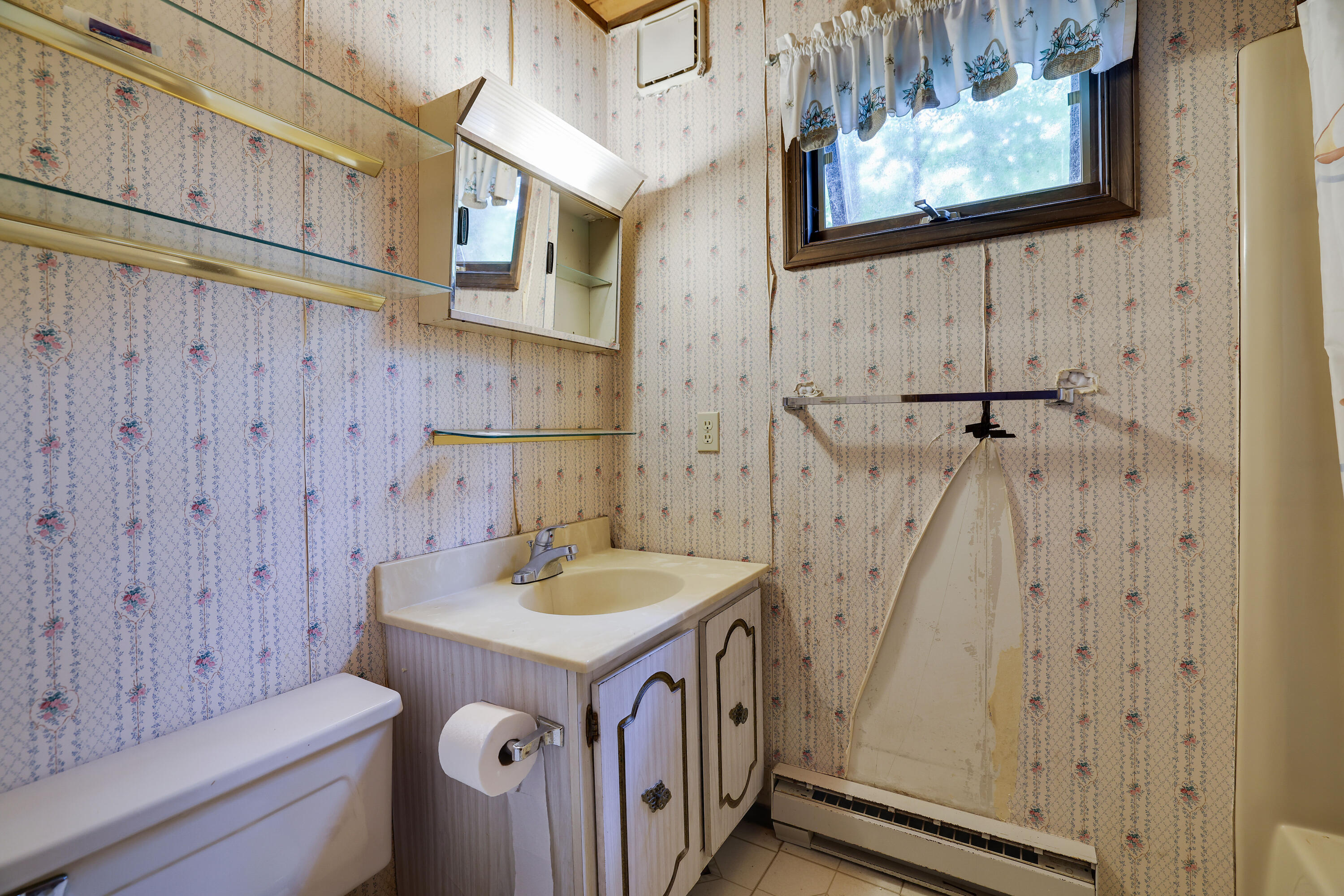 1086 Hampstead Road Bushkill, PA 18324 - Photo 20 of 64 20- Bathroom on first floor