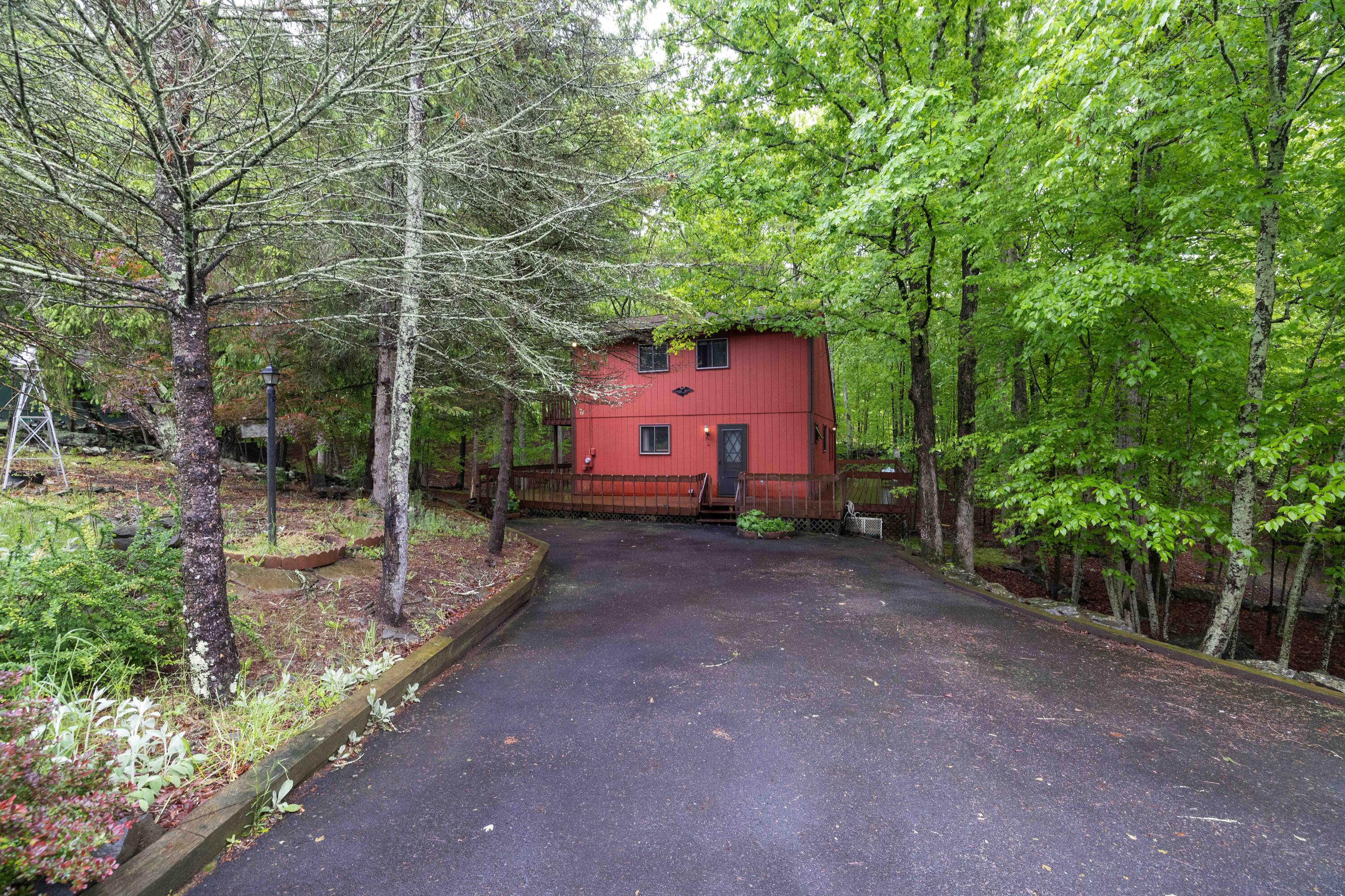 1086 Hampstead Road Bushkill, PA 18324 - Photo 2 of 64 2- Driveway