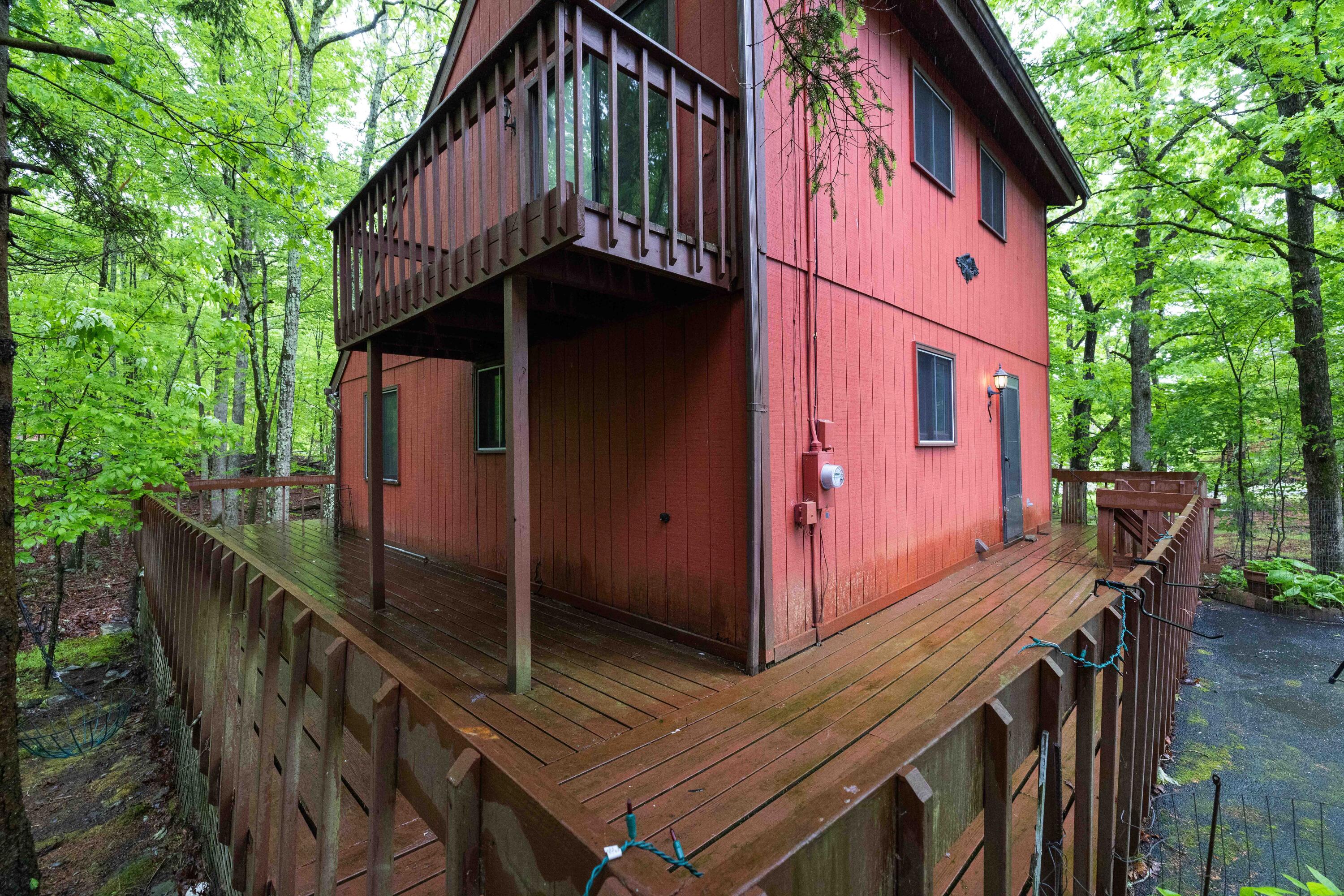1086 Hampstead Road Bushkill, PA 18324 - Photo 3 of 64 3- Wraparound deck