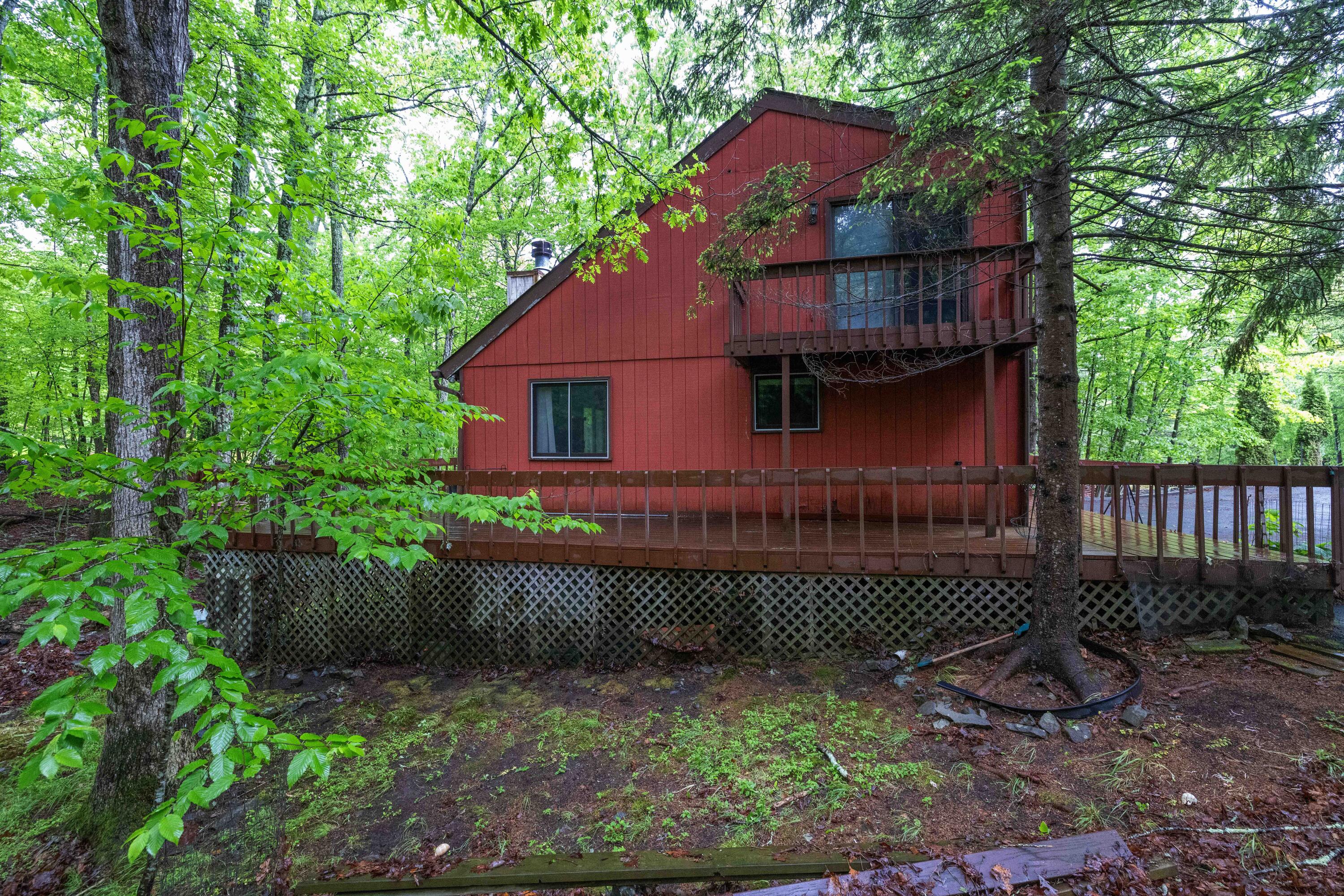1086 Hampstead Road Bushkill, PA 18324 - Photo 4 of 64 4- Back of the house
