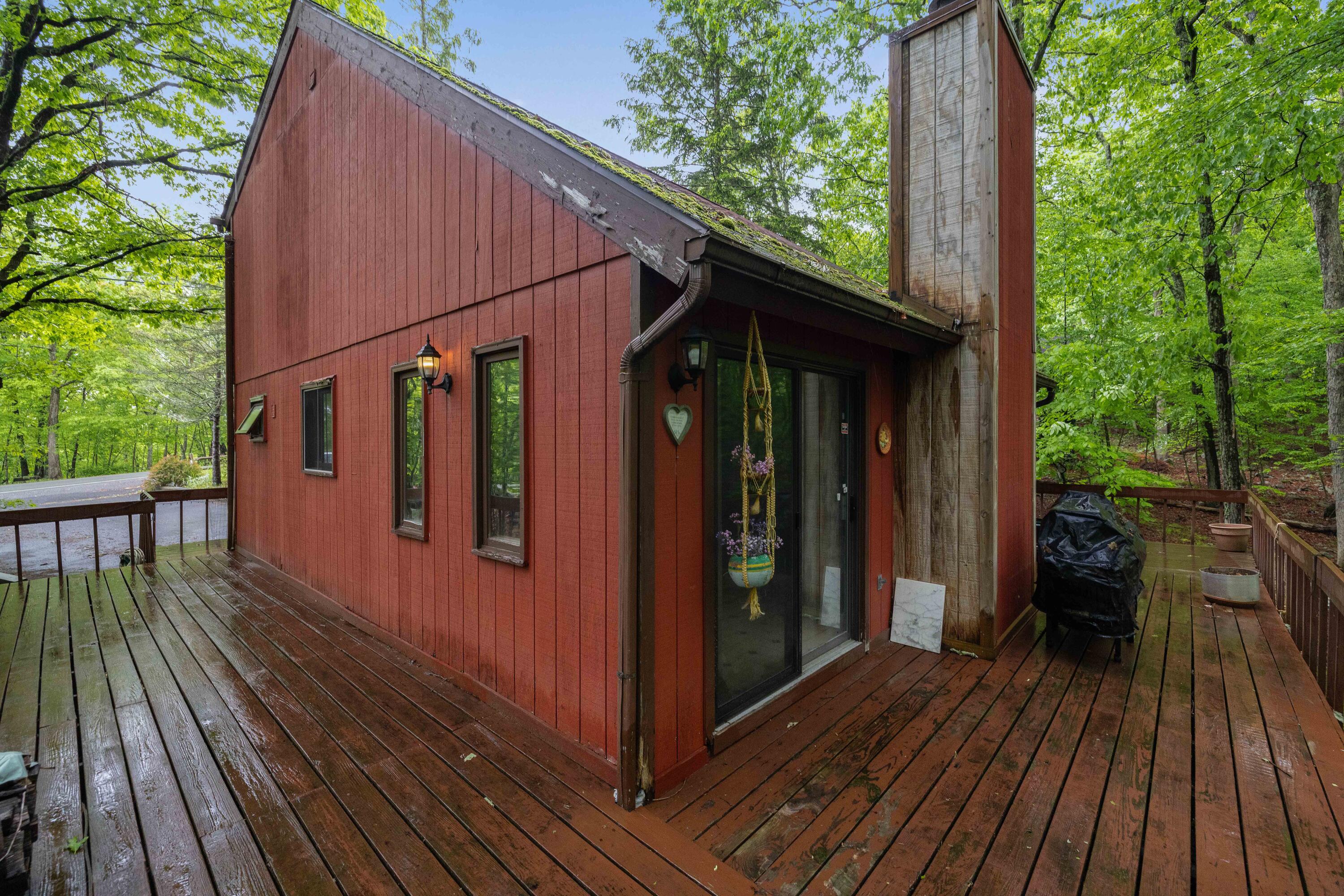 1086 Hampstead Road Bushkill, PA 18324 - Photo 7 of 64 7- Side of house