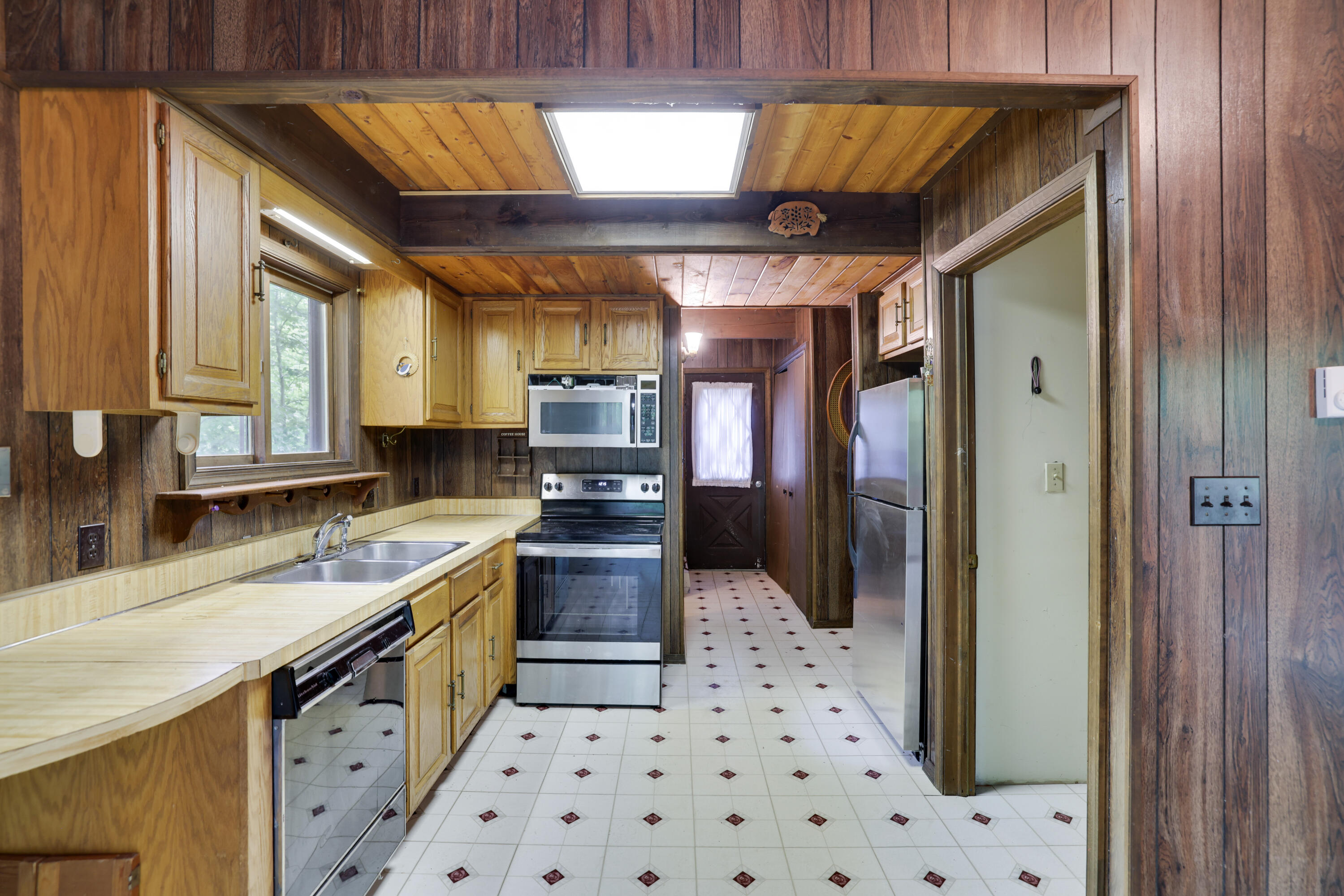 1086 Hampstead Road Bushkill, PA 18324 - Photo 8 of 64 8- Kitchen