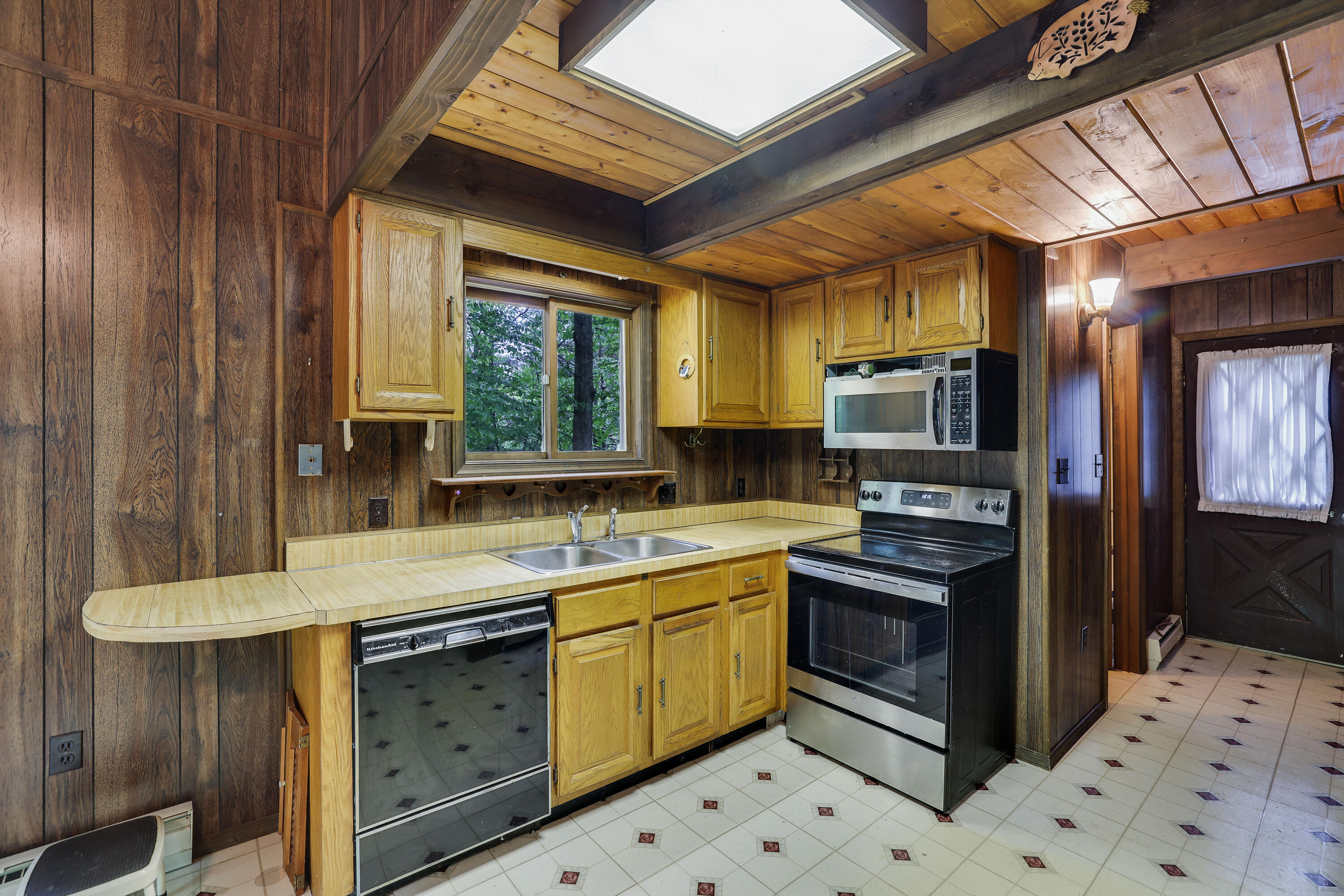 1086 Hampstead Road Bushkill, PA 18324 - Photo 9 of 64 9- Stainless steel appliances