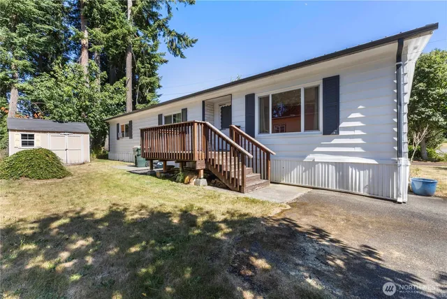 a view of a house with a yard