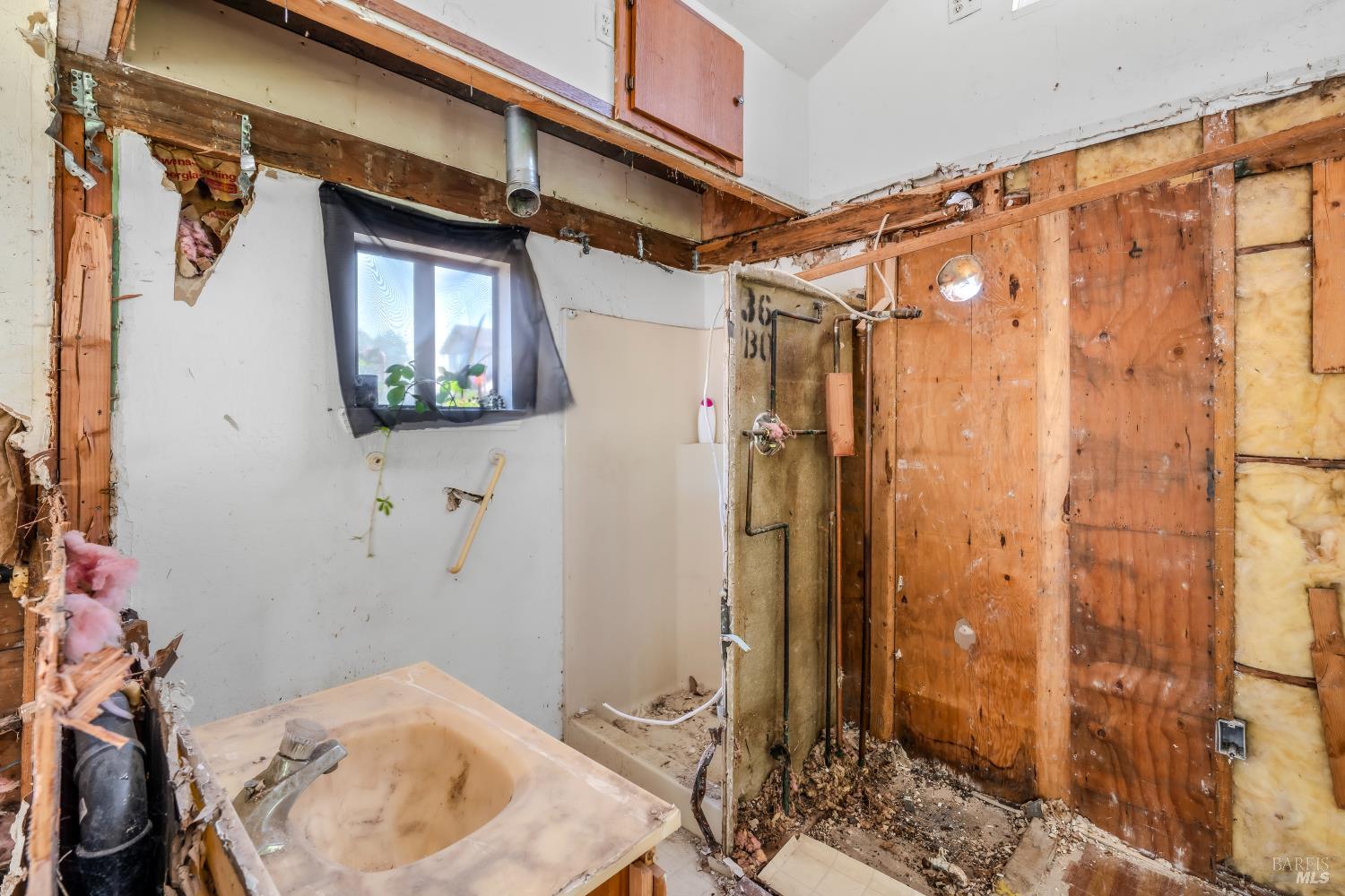 1129 Fresno Avenue Santa Rosa, CA 95407 - Photo 5 of 47 Full bathroom area