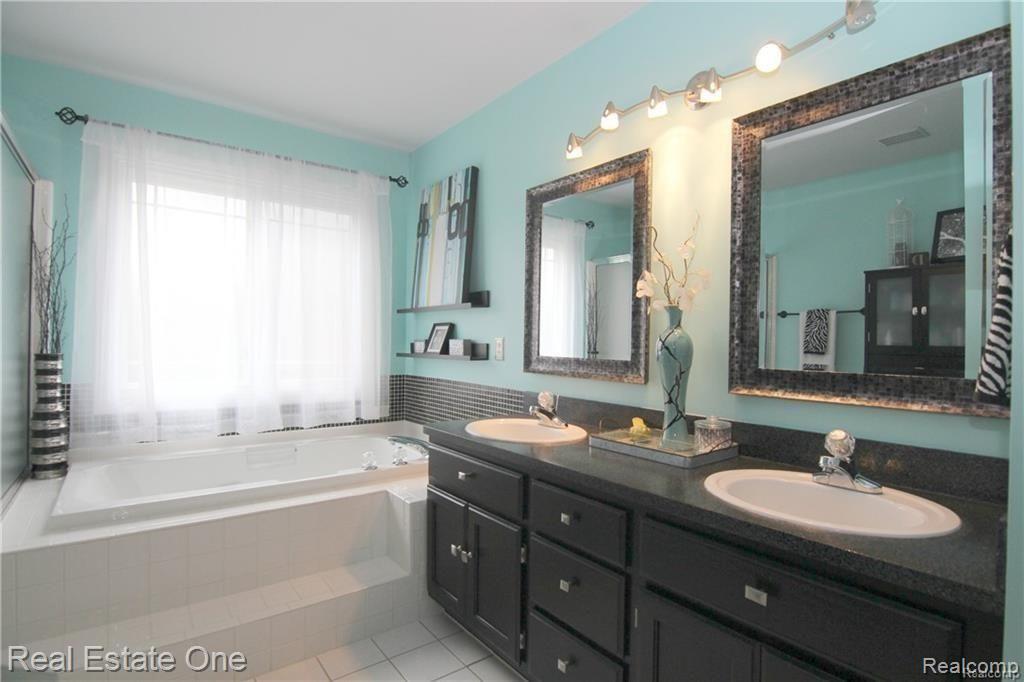 969 Maidstone Drive Rochester, MI 48307 - Photo 14 of 34 14.jpg