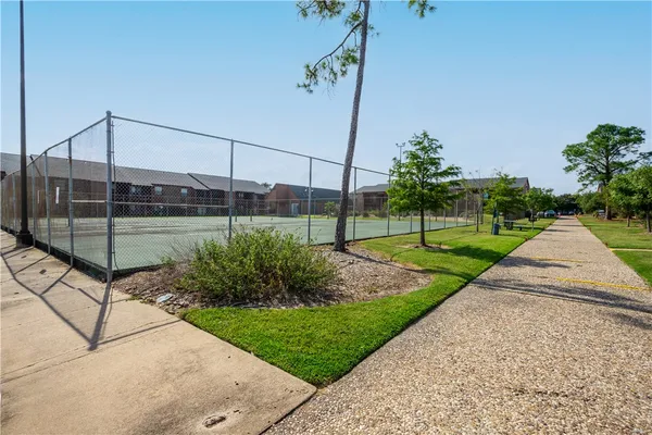 a view of a backyard