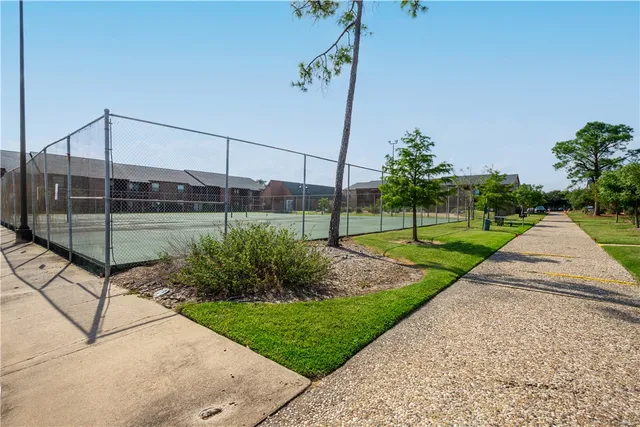 a view of a backyard