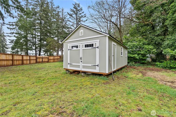 a view of a house with backyard