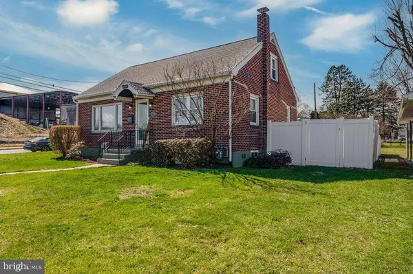a view of a house with backyard and garden