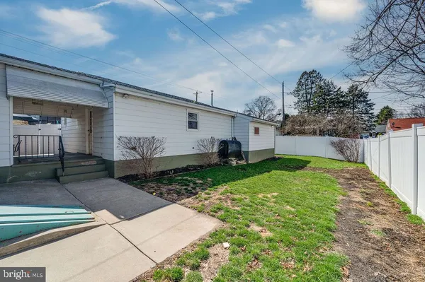 a view of back yard of the house