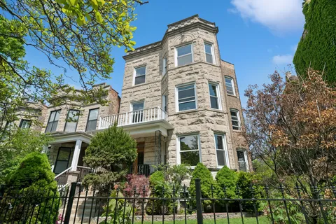 $3,900 | 1408 West Belle Plaine Avenue, Unit 2, Chicago, IL 60613
