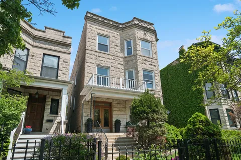 $3,900 | 1408 West Belle Plaine Avenue, Unit 2, Chicago, IL 60613