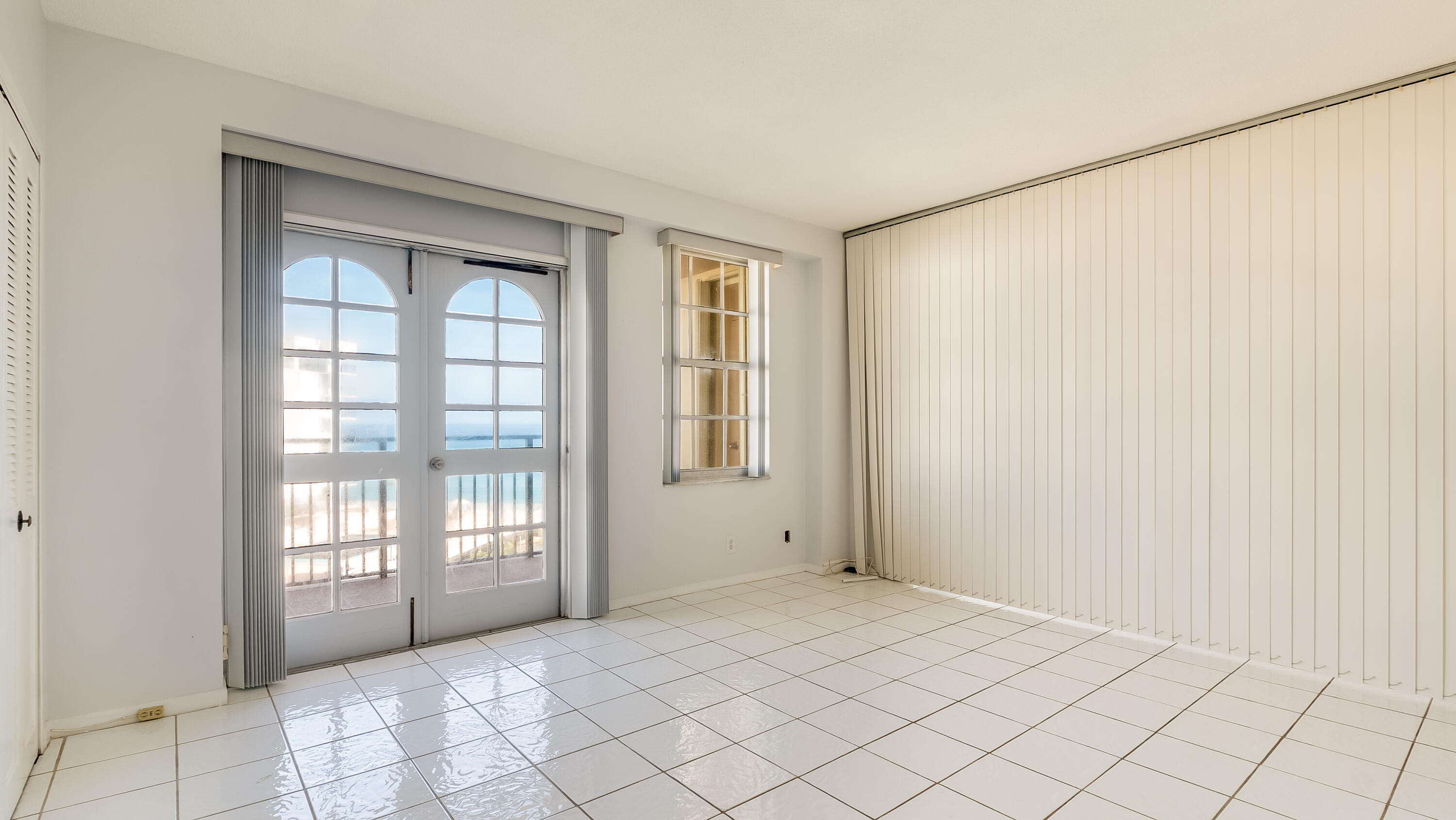 3475 South Ocean Boulevard, Unit 5140 Palm Beach, FL 33480 - Photo 49 of 55 a view of an empty room with window