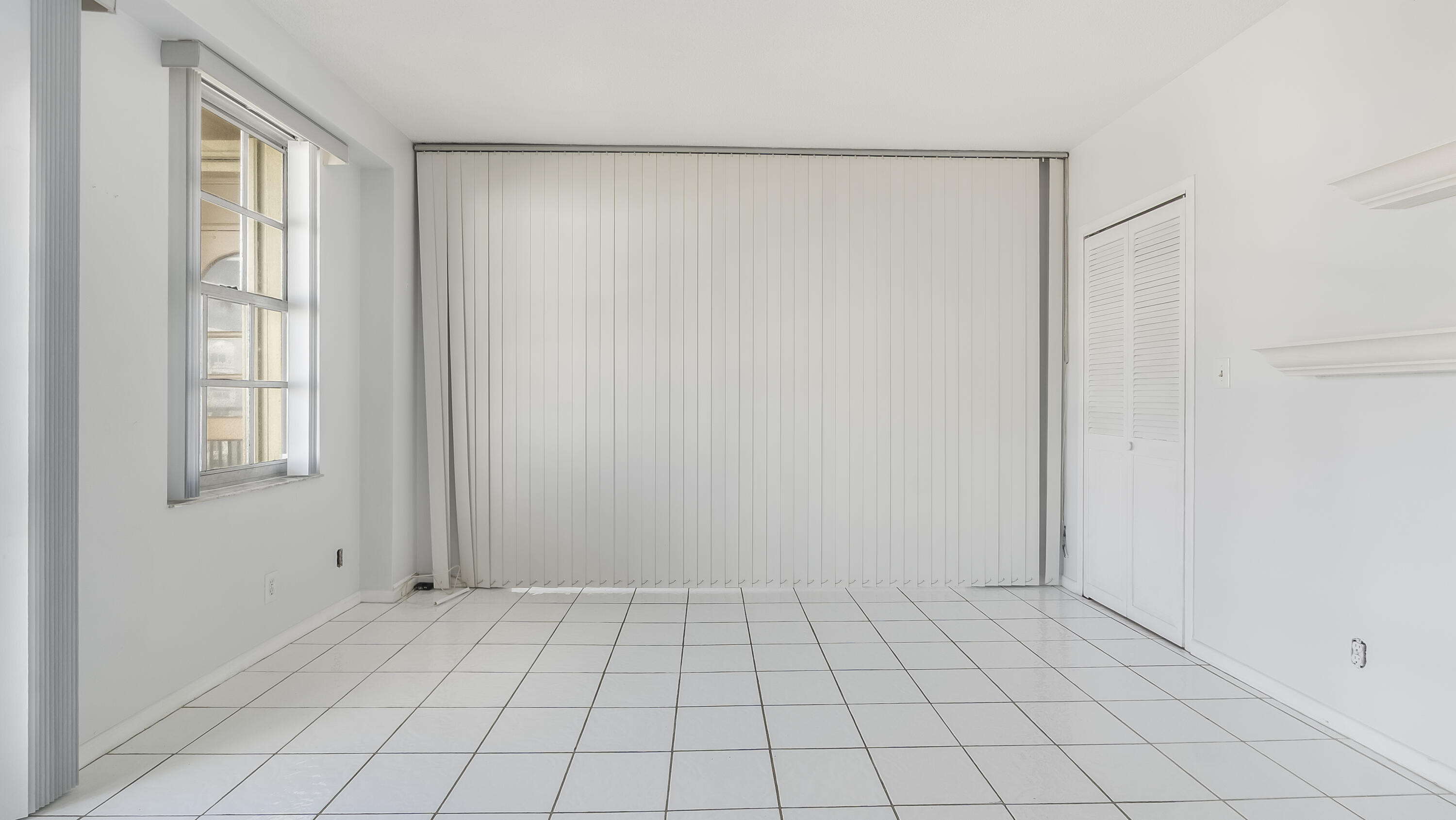 3475 South Ocean Boulevard, Unit 5140 Palm Beach, FL 33480 - Photo 50 of 55 a view of an empty room and window