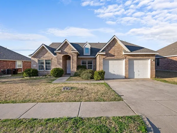 $399,900 | 2721 Clubhouse Drive, Denton, TX 76210