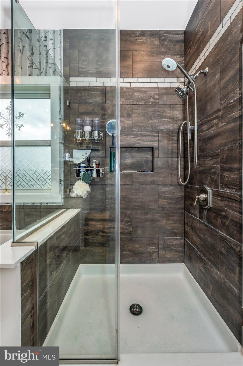 14231 Ridenour Road Smithsburg, MD 21783 - Photo 38 of 76 a bathroom with a tub