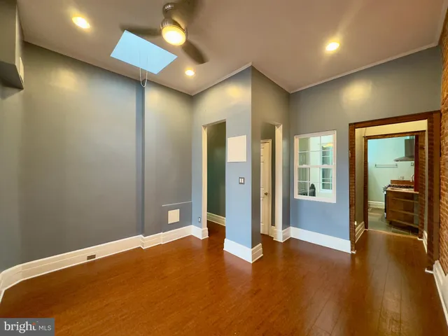 a view of livingroom with furniture