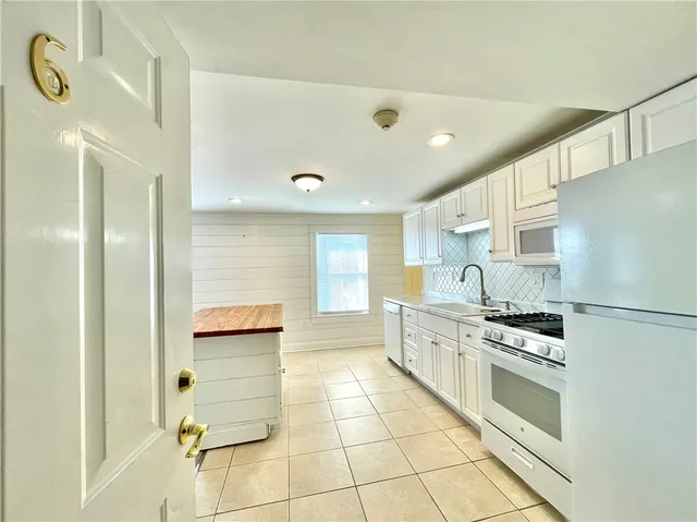 $2,150 | 14 Dresser Street, Unit 6, Newport, RI 02840