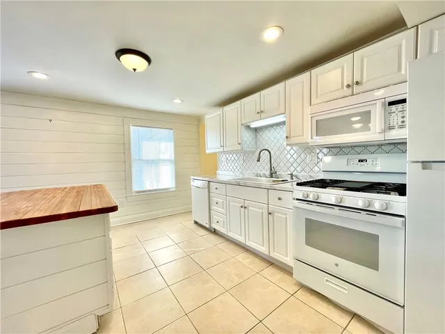 $2,150 | 14 Dresser Street, Unit 6, Newport, RI 02840