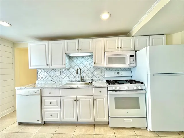 $2,150 | 14 Dresser Street, Unit 6, Newport, RI 02840