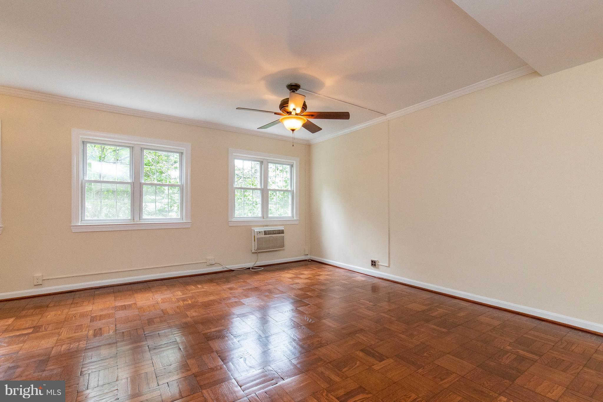 3702 Gunston Road, Unit 920 Alexandria, VA 22302 - Photo 11 of 28 Spacious Living Room
