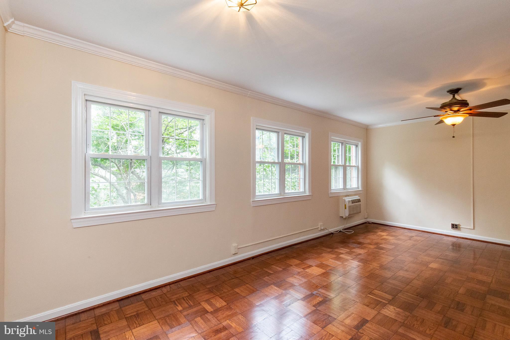 3702 Gunston Road, Unit 920 Alexandria, VA 22302 - Photo 15 of 28 Bright Living Room
