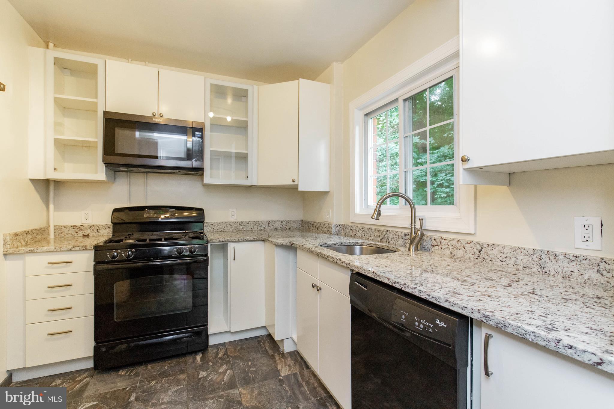 3702 Gunston Road, Unit 920 Alexandria, VA 22302 - Photo 6 of 28 Updated Kitchen