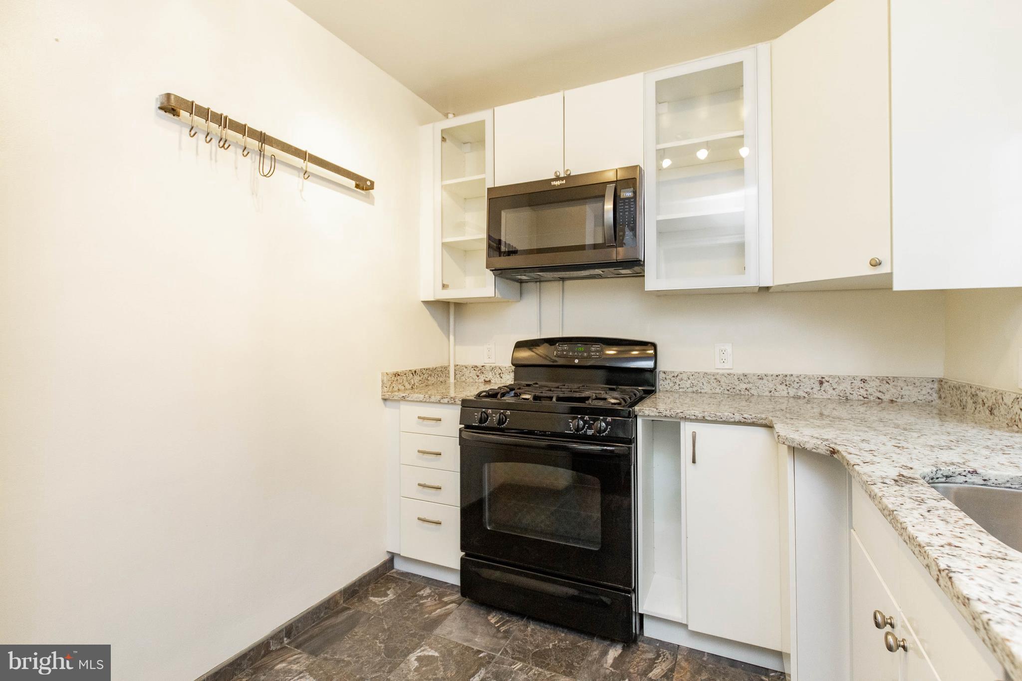 3702 Gunston Road, Unit 920 Alexandria, VA 22302 - Photo 8 of 28 Updated Kitchen