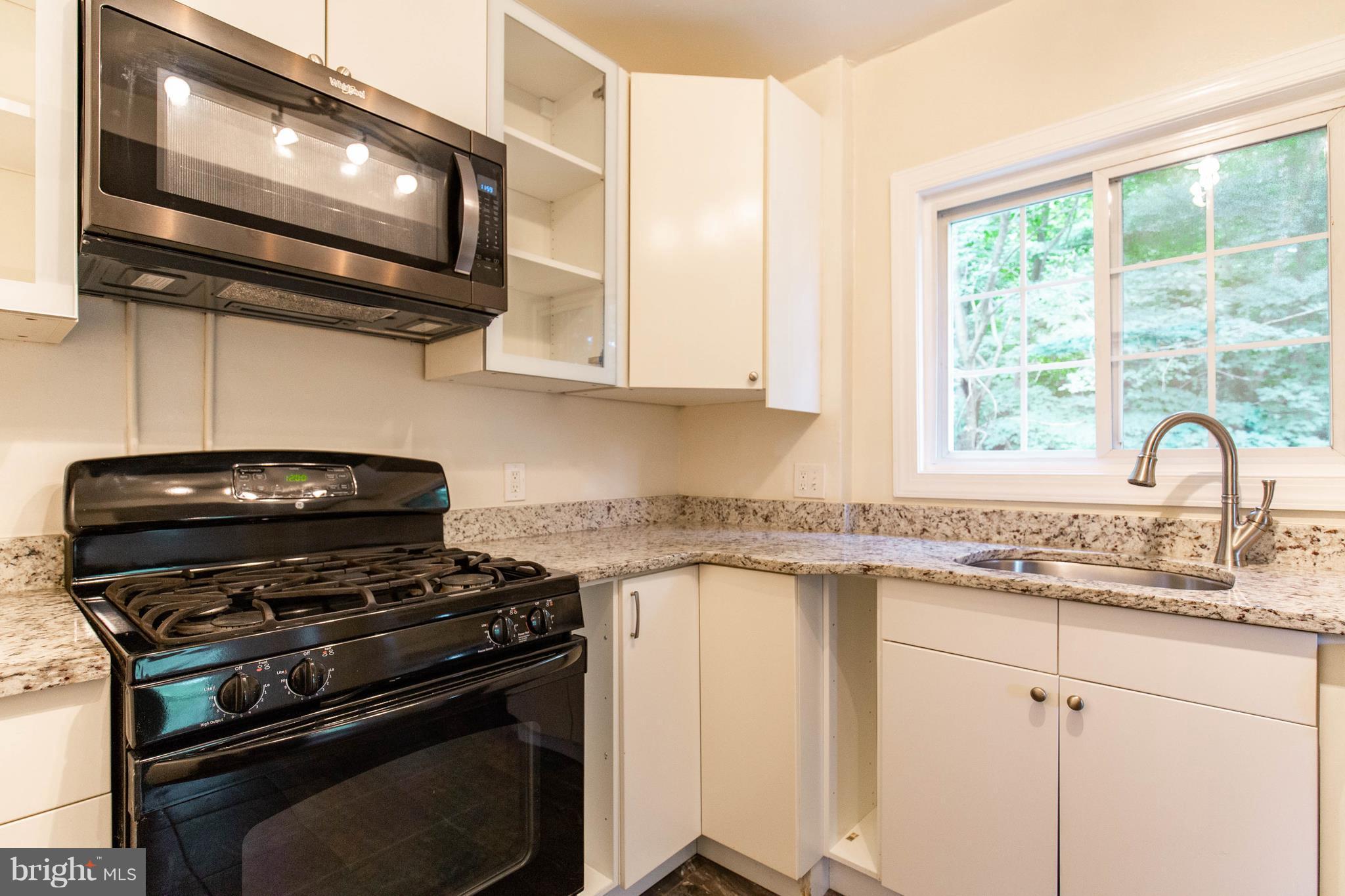 3702 Gunston Road, Unit 920 Alexandria, VA 22302 - Photo 10 of 28 Updated Kitchen