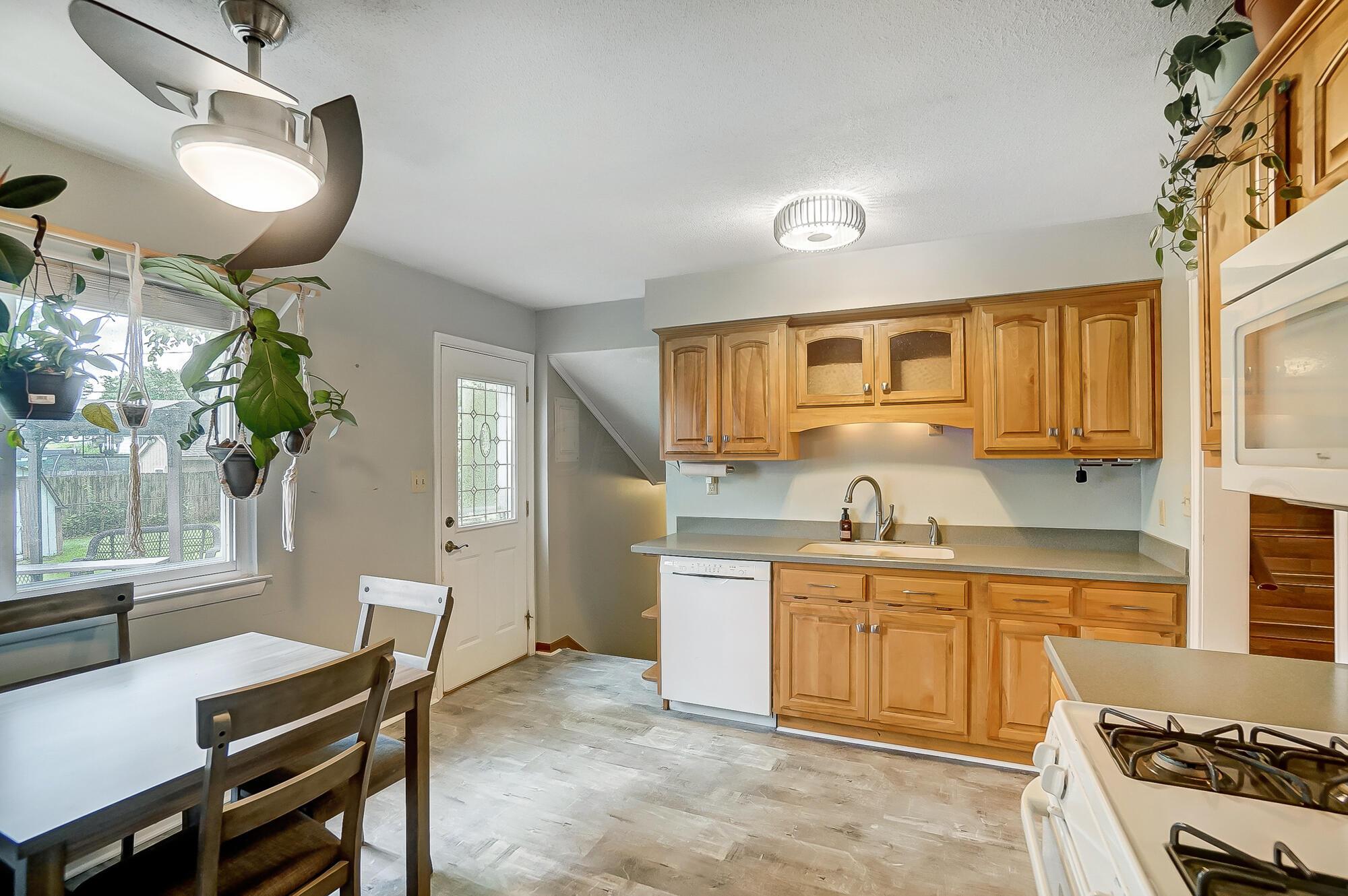 3394 Hoover Road Grove City, OH 43123 - Photo 9 of 28 Kitchen