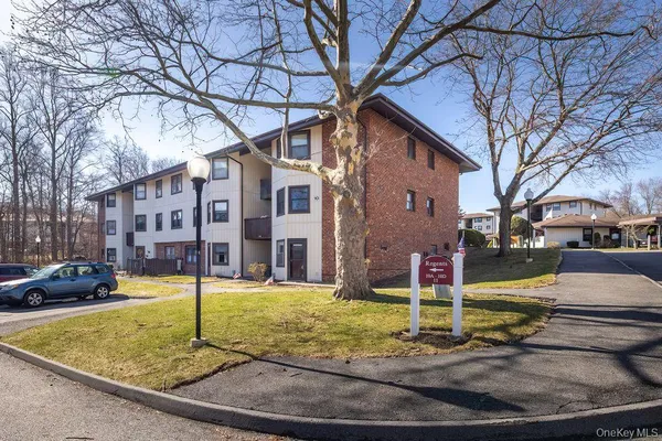 $240,000 | 10 Regents Place, Unit D, Yorktown Heights, NY 10598