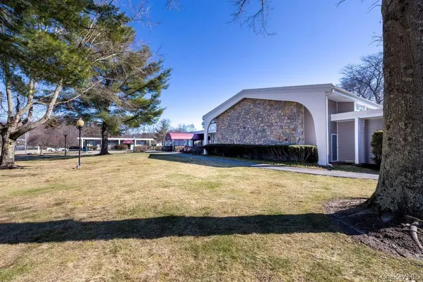 $240,000 | 10 Regents Place, Unit D, Yorktown Heights, NY 10598