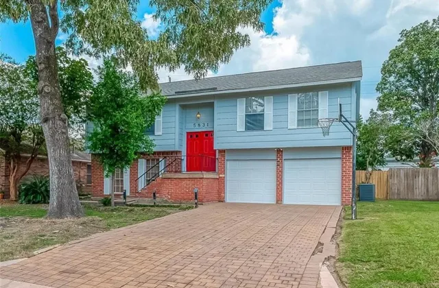 a front view of house with yard