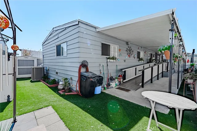 a view of a house with backyard