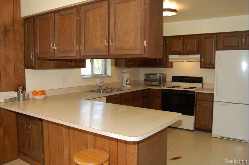 48251 Gyde Road Canton, MI 48187 - Photo 13 of 25 Open to Eating Area