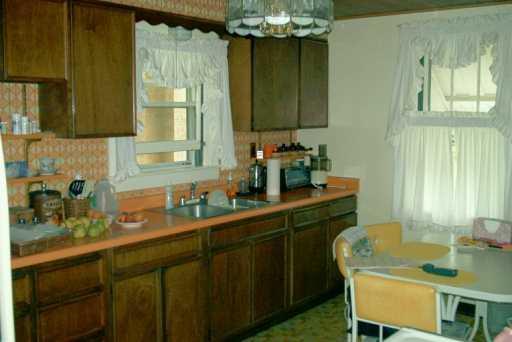1147 Maple St Extension Coraopolis, PA 15108 - Photo 4 of 8 Gallery Image 4