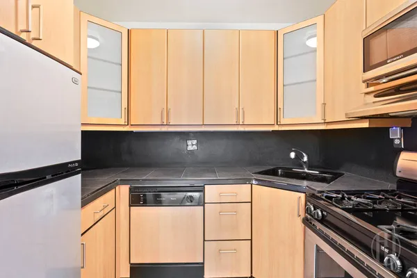 $4,500 | 300 East 95th Street, Unit 6A | Upper East Side