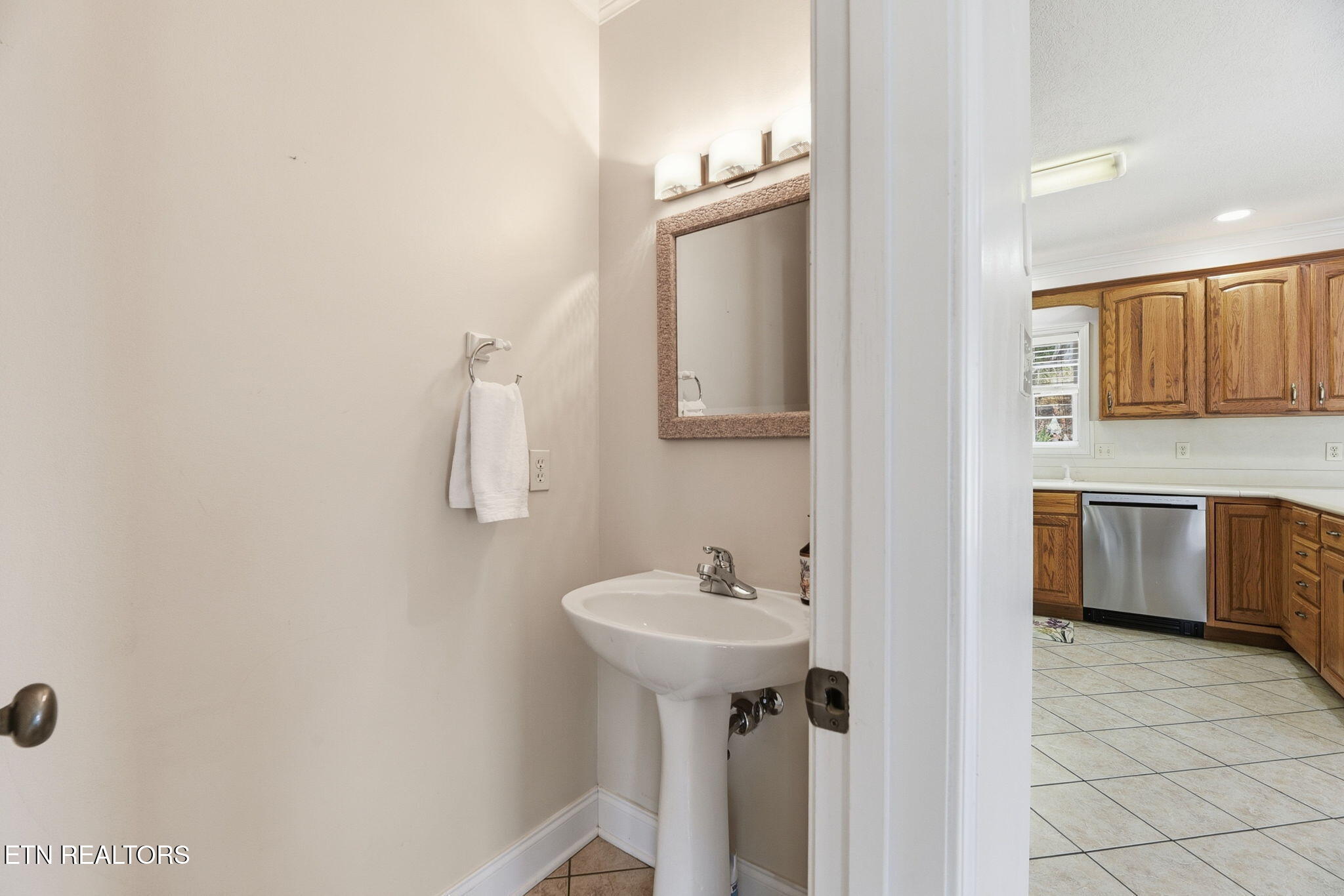 221 Sweetgum Lane Oak Ridge, TN 37830 - Photo 10 of 38 10-web-or-mls-DSC_9618