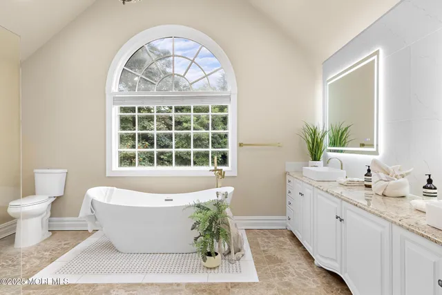 $5,595,000 | 8 Black Point Horseshoe Street, Rumson, NJ 07760