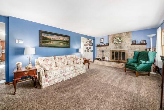 1677 Jackson Road Columbus, OH 43223 - Photo 7 of 48 Living room