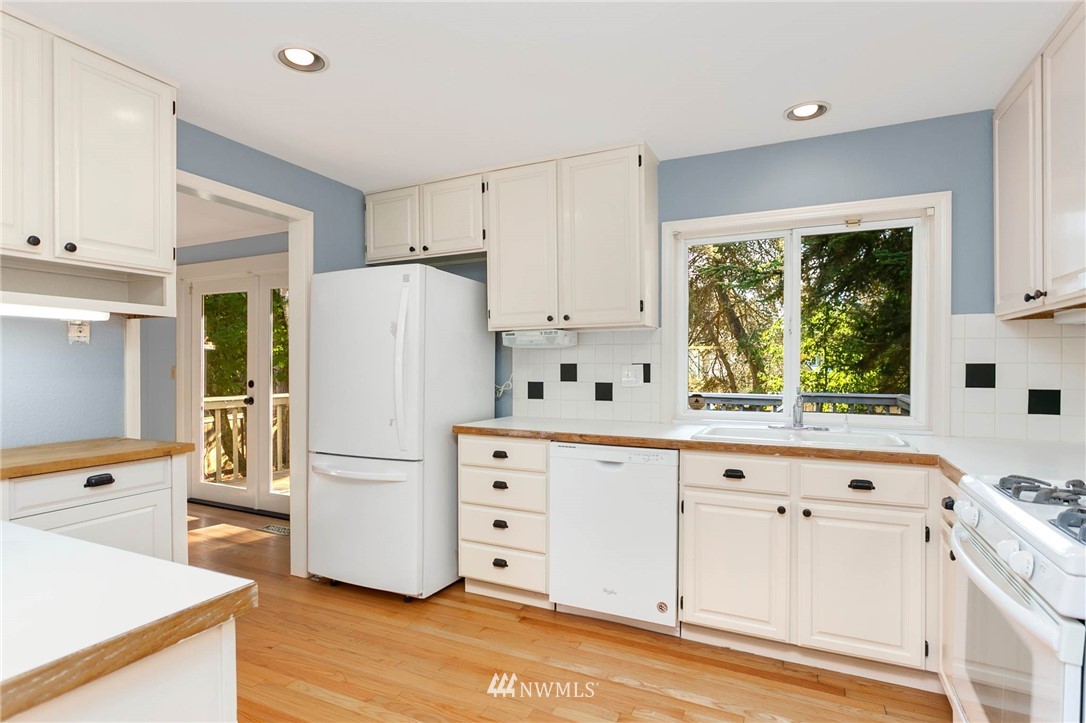 4315 Northeast 22nd Court Renton, WA 98059 - Photo 6 of 24